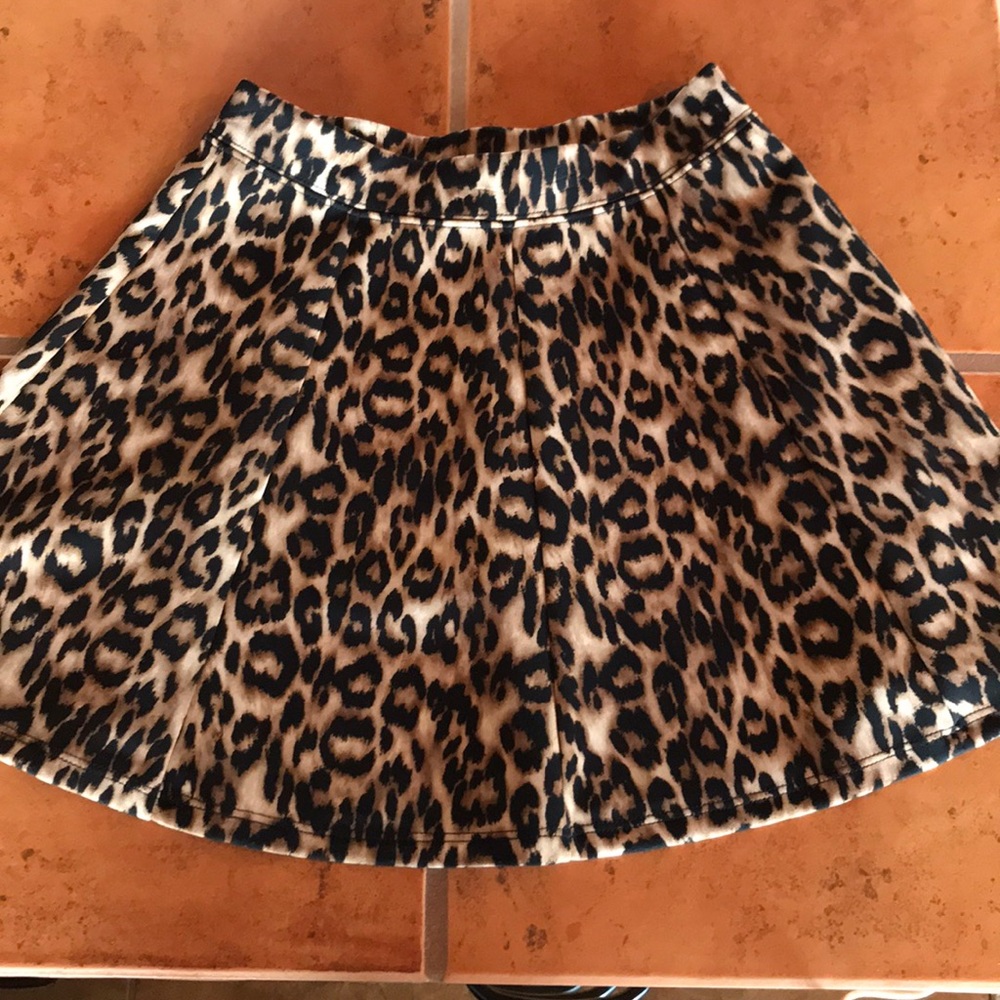 ⬇️ Forever 21 leopard 🐆 skirt!